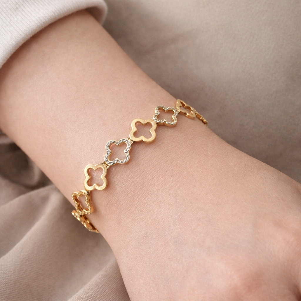 Chic clover bangle