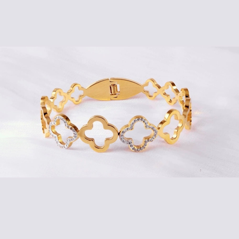 Chic clover bangle