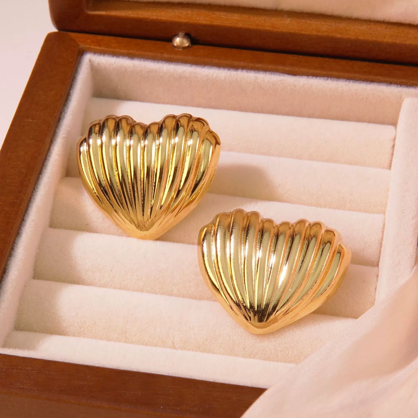 Chunky heart ribbed studs